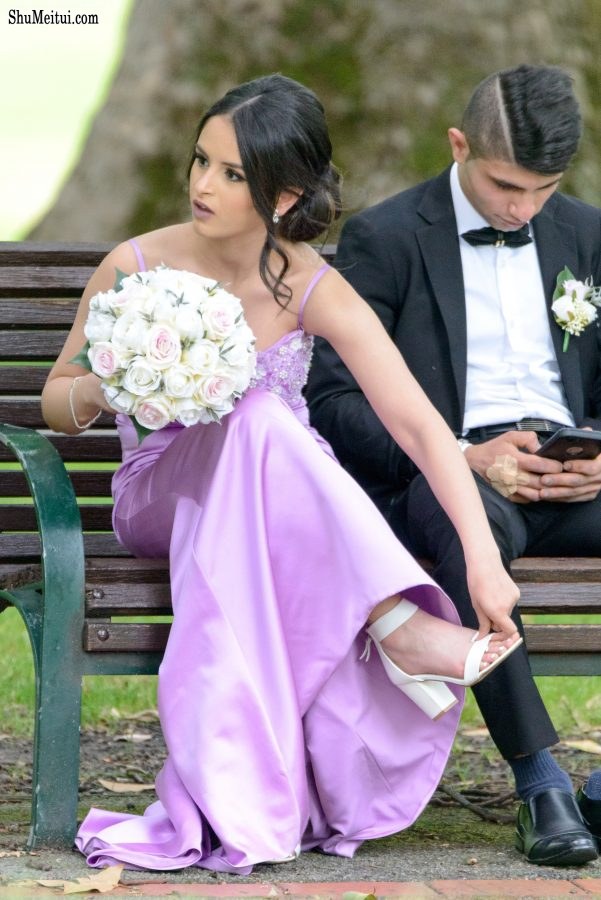 外国准新娘拍婚纱照时擦鞋摸脚[第4张/共5张]