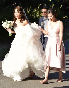 拍婚纱照现场新娘和伴娘同时秀脚