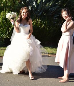 拍婚纱照现场新娘和伴娘同时秀脚