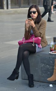 带墨镜的厚袜美女和同伴街头开吃