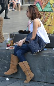 带墨镜的厚袜美女和同伴街头开吃