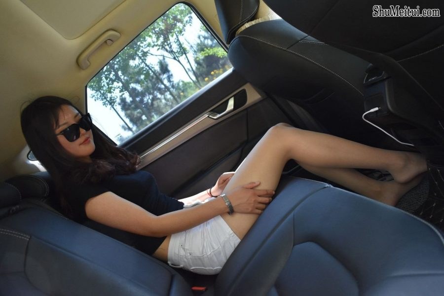 戴墨镜的霸气美女车模这次穿上了闪亮的肉丝袜车内露脚[第17张/共48张]