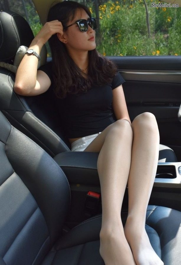 戴墨镜的霸气美女车模这次穿上了闪亮的肉丝袜车内露脚[第24张/共48张]
