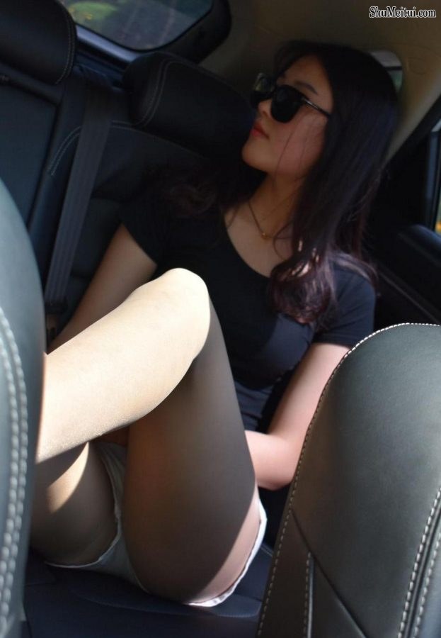 戴墨镜的霸气美女车模这次穿上了闪亮的肉丝袜车内露脚[第25张/共48张]