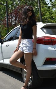 戴墨镜的霸气美女车模这次穿上了闪亮的肉丝袜车内露脚