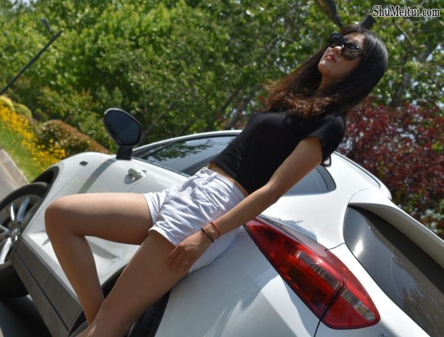 戴墨镜的霸气美女车模这次穿上了闪亮的肉丝袜车内露脚[第32张/共48张]