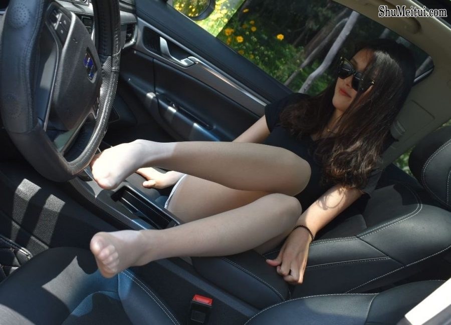 戴墨镜的霸气美女车模这次穿上了闪亮的肉丝袜车内露脚[第33张/共48张]