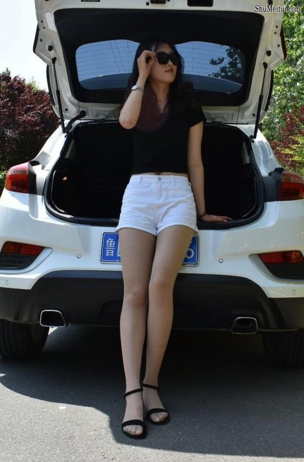 戴墨镜的霸气美女车模这次穿上了闪亮的肉丝袜车内露脚[第35张/共48张]