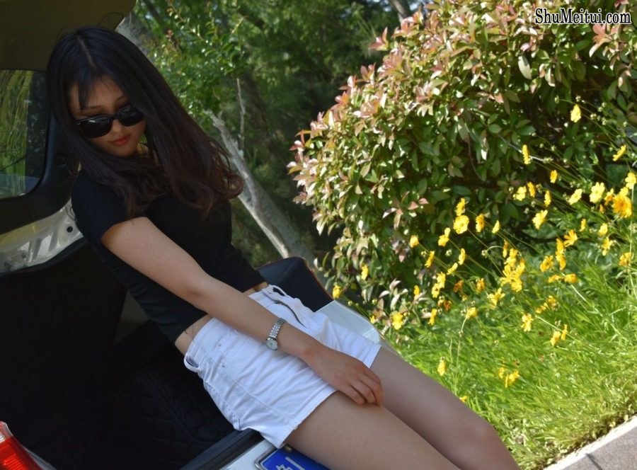 戴墨镜的霸气美女车模这次穿上了闪亮的肉丝袜车内露脚[第39张/共48张]