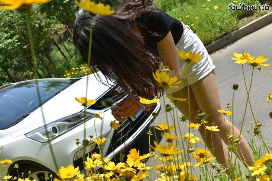 戴墨镜的霸气美女车模这次穿上了闪亮的肉丝袜车内露脚[第45张/共48张]