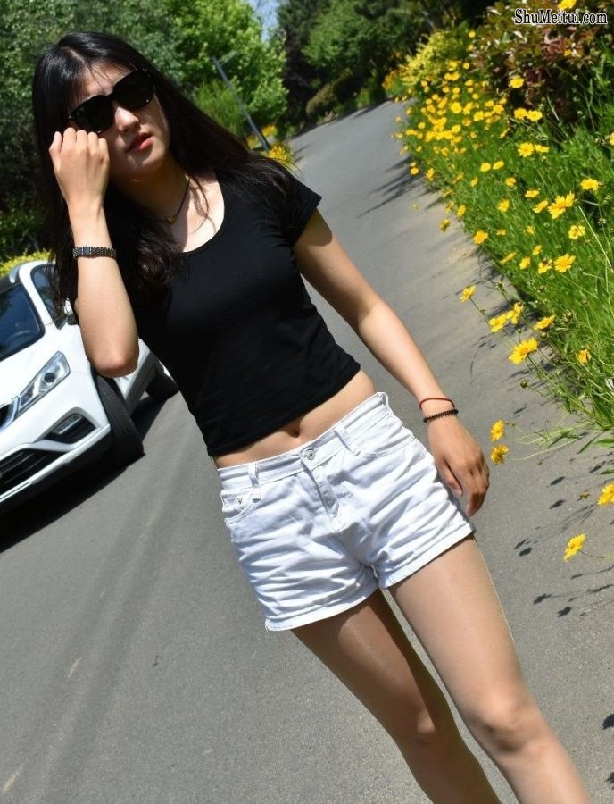 戴墨镜的霸气美女车模这次穿上了闪亮的肉丝袜车内露脚[第47张/共48张]