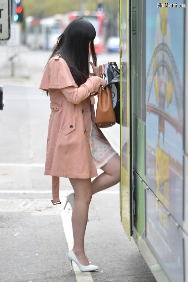 街拍穿乳白色高跟鞋的魅力小姐姐[第2张/共8张]