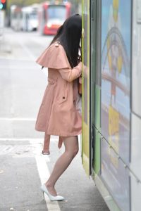 街拍穿乳白色高跟鞋的魅力小姐姐