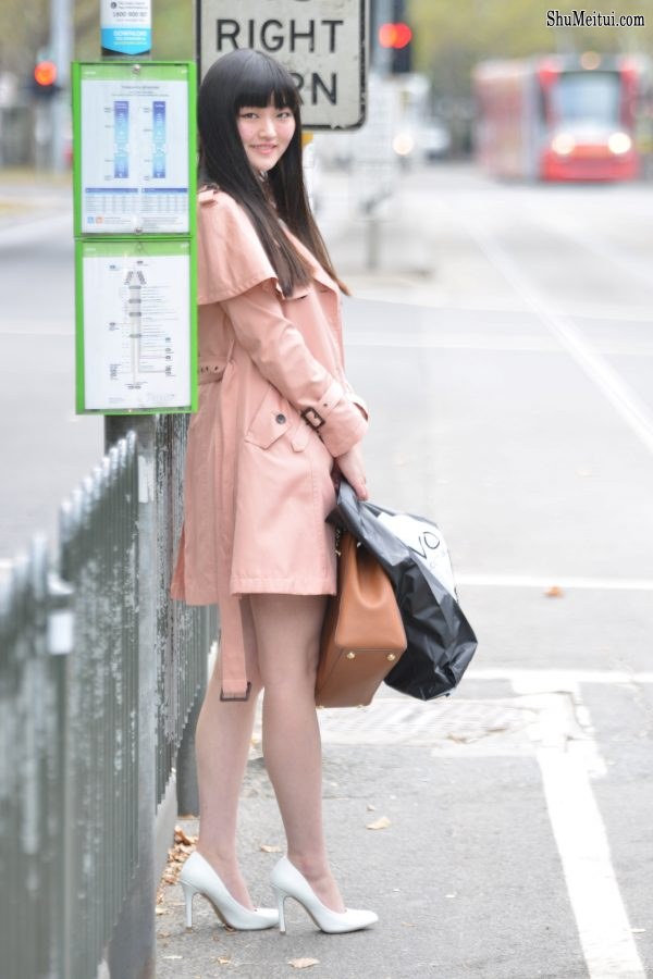 街拍穿乳白色高跟鞋的魅力小姐姐[第6张/共8张]