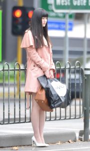 街拍穿乳白色高跟鞋的魅力小姐姐