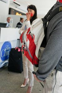 穿紧身白色紧身裤的美姐臀部线条明显