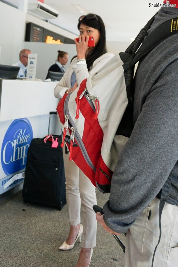 穿紧身白色紧身裤的美姐臀部线条明显[第2张/共2张]