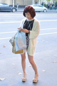 短发贵气的女人白腿街拍图片