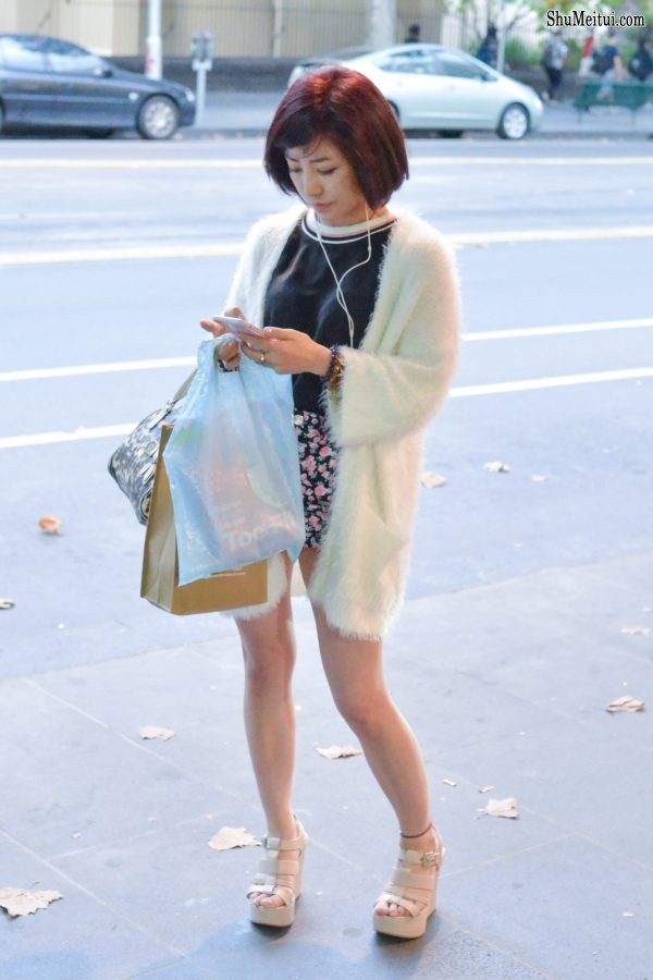 短发贵气的女人白腿街拍图片[第2张/共4张]