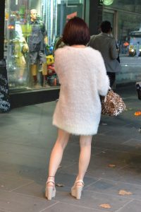 短发贵气的女人白腿街拍图片