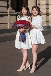 美腿伴娘手捧鲜花右边的弯腰捡东西时露底