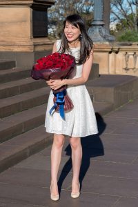 美腿伴娘手捧鲜花右边的弯腰捡东西时露底