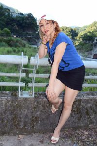 黄发成熟美妇人长腿外拍裙子太短透视装更诱惑