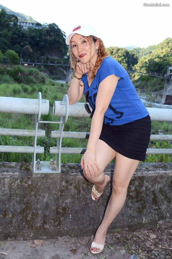 黄发成熟美妇人长腿外拍裙子太短透视装更诱惑[第1张/共63张]