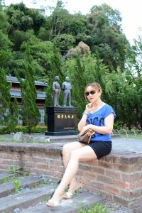 黄发成熟美妇人长腿外拍裙子太短透视装更诱惑