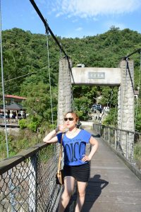 黄发成熟美妇人长腿外拍裙子太短透视装更诱惑