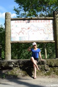 黄发成熟美妇人长腿外拍裙子太短透视装更诱惑