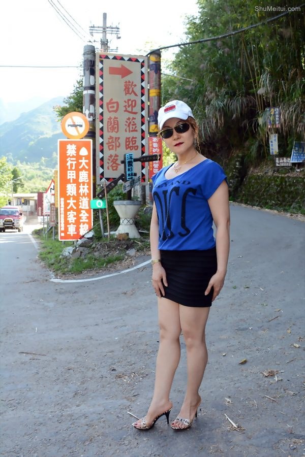 黄发成熟美妇人长腿外拍裙子太短透视装更诱惑[第17张/共63张]