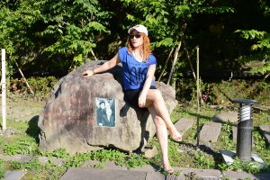 黄发成熟美妇人长腿外拍裙子太短透视装更诱惑