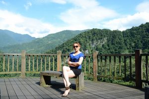 黄发成熟美妇人长腿外拍裙子太短透视装更诱惑