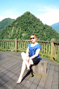 黄发成熟美妇人长腿外拍裙子太短透视装更诱惑