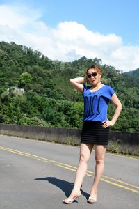 黄发成熟美妇人长腿外拍裙子太短透视装更诱惑