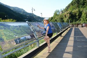 黄发成熟美妇人长腿外拍裙子太短透视装更诱惑