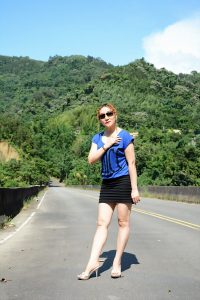 黄发成熟美妇人长腿外拍裙子太短透视装更诱惑