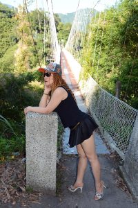 黄发成熟美妇人长腿外拍裙子太短透视装更诱惑