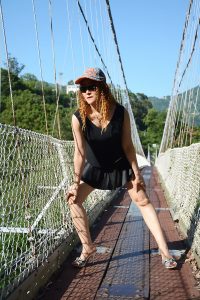 黄发成熟美妇人长腿外拍裙子太短透视装更诱惑