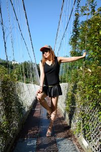 黄发成熟美妇人长腿外拍裙子太短透视装更诱惑