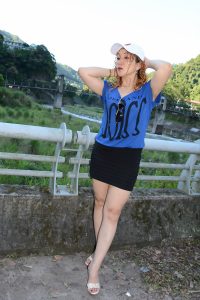 黄发成熟美妇人长腿外拍裙子太短透视装更诱惑