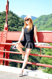 黄发成熟美妇人长腿外拍裙子太短透视装更诱惑