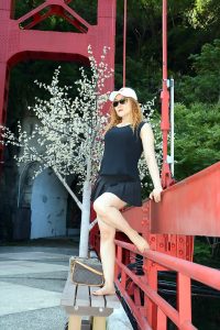 黄发成熟美妇人长腿外拍裙子太短透视装更诱惑