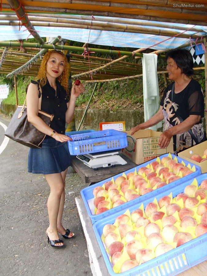 金发墨镜美熟宝岛甜甜山野度假村秀丰满长腿[第12张/共23张]