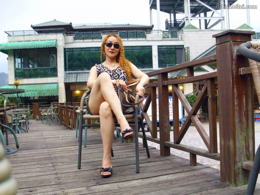 金发墨镜美熟宝岛甜甜山野度假村秀丰满长腿[第2张/共23张]
