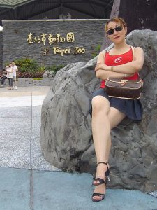 熟女甜甜带墨镜在景区内秀美腿拍照片