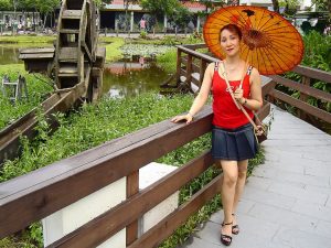 熟女甜甜带墨镜在景区内秀美腿拍照片