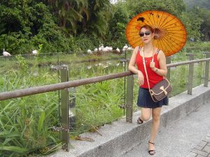 熟女甜甜带墨镜在景区内秀美腿拍照片