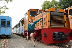 黄头发的熟女大姐游玩时展示大腿的照片